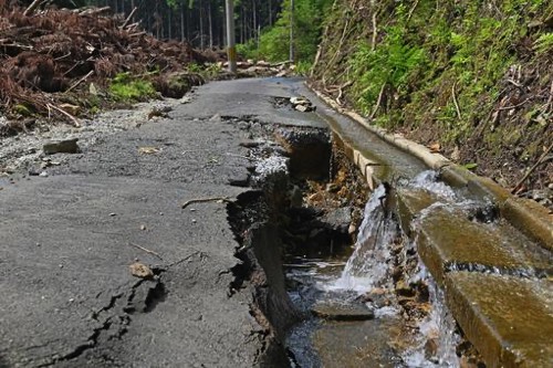地震による地盤沈下・溜まる排水