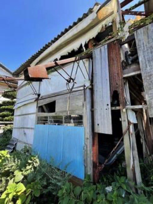 地震・台風で危険老朽化して損傷が目立つ住宅
