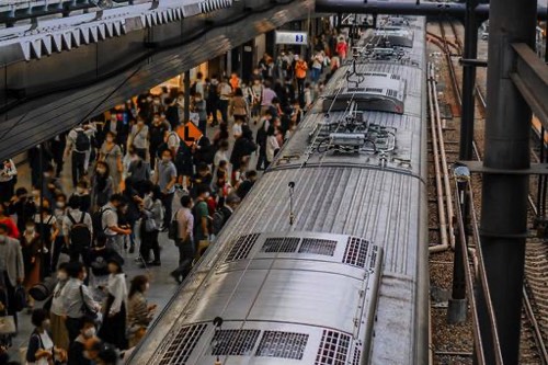 通勤ラッシュ駅の電車前
