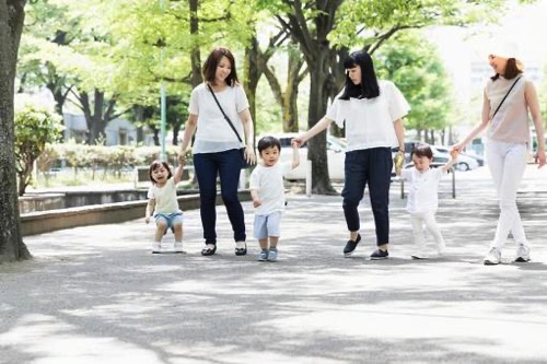 手を繋いで歩く母子