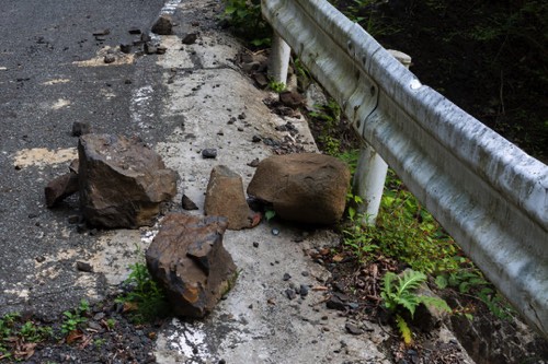 ガードレールで止まった落石