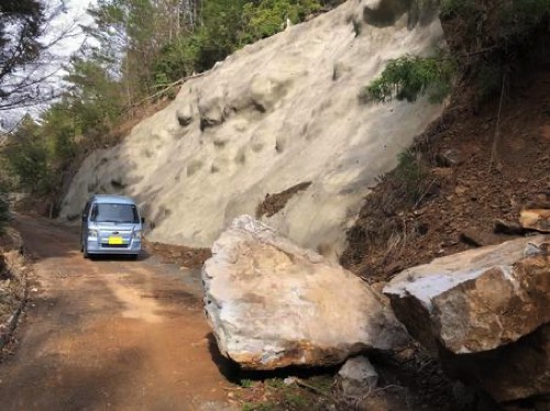 落石の横を車が通過