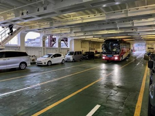 フェリー内駐車場