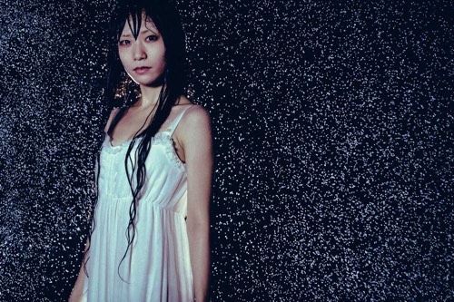 局地的豪雨による大雨時にたたずむ女性