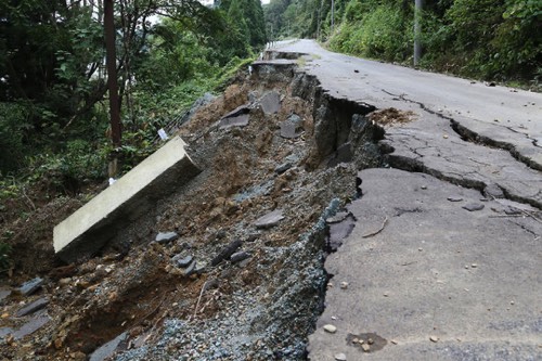 崖崩れで舗装が剥がれる