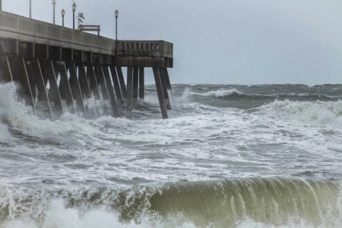 爆弾低気圧時の海沿い