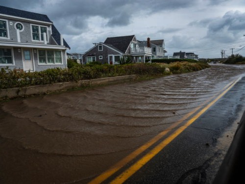 爆弾低気圧で道路まで逆流洪水