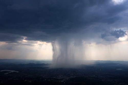 ダウンバーストを遠距離から撮影