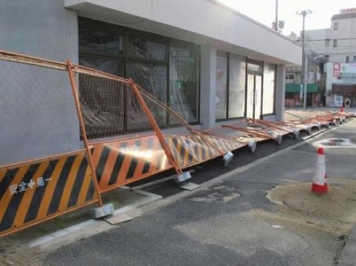 強風で工事バリケードが倒れる