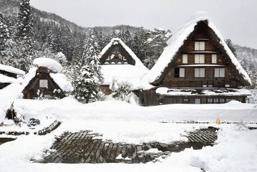 大雪に包まれる合掌造り