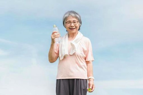 水分補給をするご年配の女性