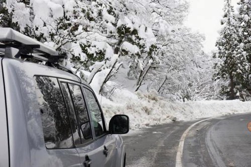 ブラックアイスバーンカーブを走る車