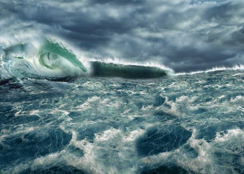 沖合遠方から押し寄せる津波