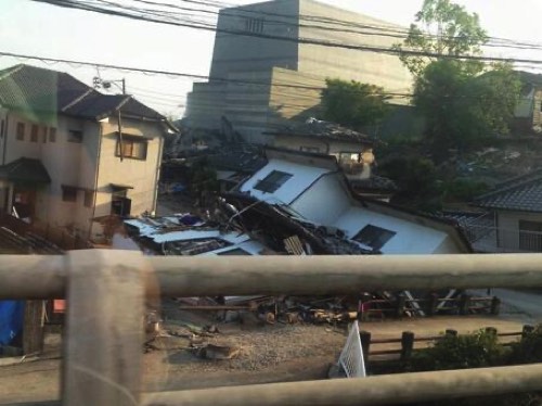 地震による家屋崩壊