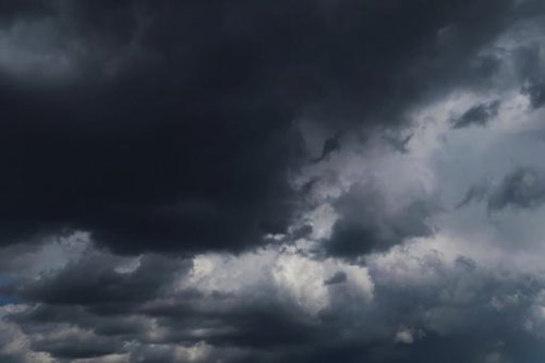 迫り来る雨雲