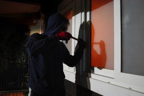 バールでこじ開ける泥棒