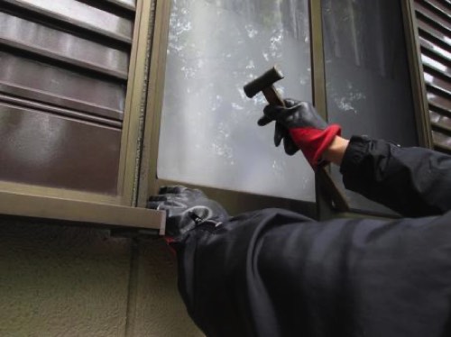 泥棒窓からの侵入