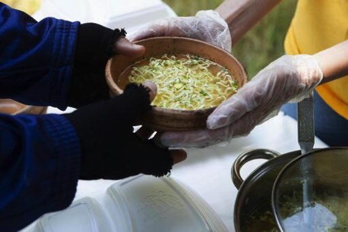 被災地の炊き出し汁物