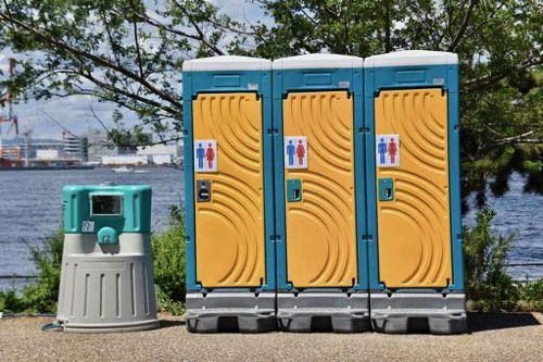 男女共用仮設トイレ