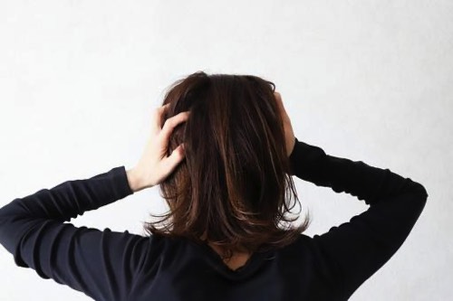 頭をかきむしる女性