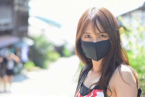 黒マスクをする女性