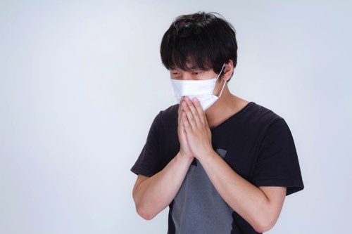 マスクをする男性