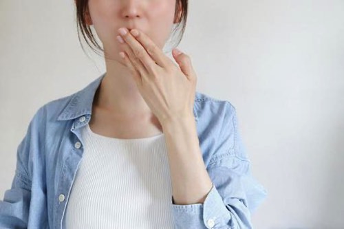 ハッとする女性