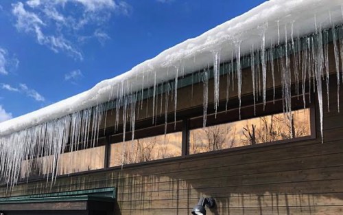 住宅にできる氷柱