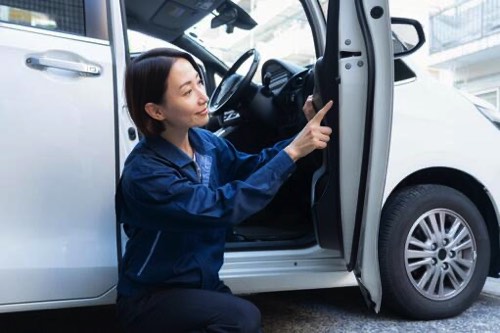 車の点検と女性