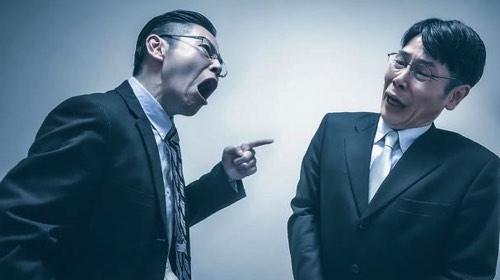 漫才の激しいツッコミ