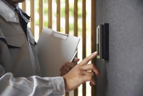 インターフォンを鳴らす不審人物