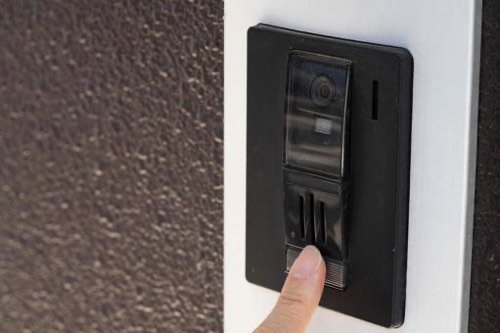 呼び鈴を鳴らす不審人物