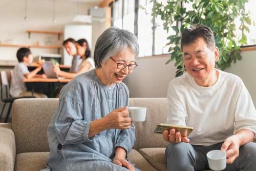 ソファーで談笑するご年配夫婦