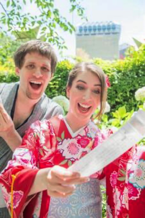 外国人観光客おみくじ