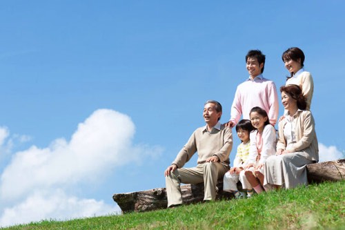 ３世帯家族と青空