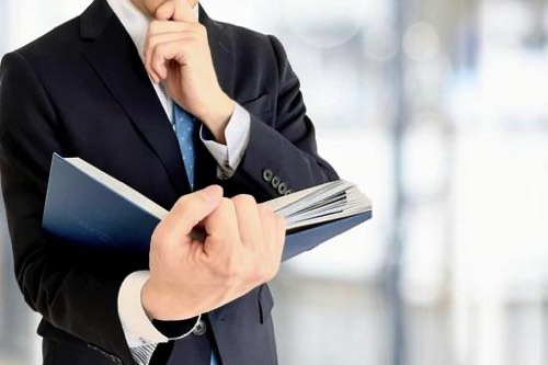 マニュアルを読む男性