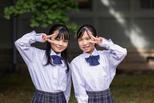Vサインをおくる中学生