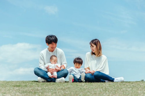 青空と若い家族