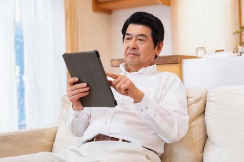 タブレットを使用するシニア