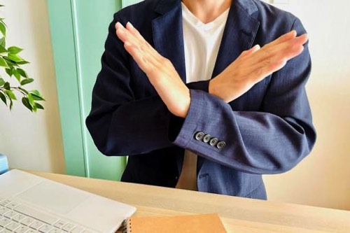 ばつを出す男性