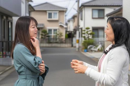 近所の住人と世間話