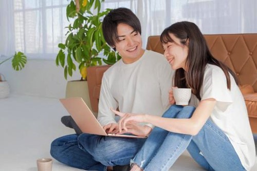 夫婦でパソコンを見る