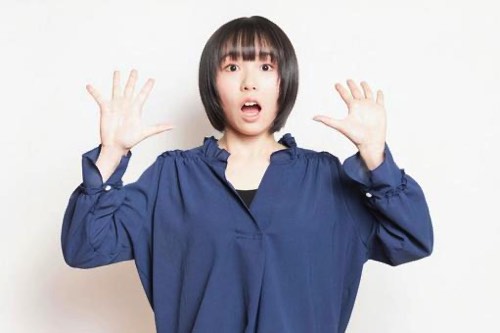 驚く女性
