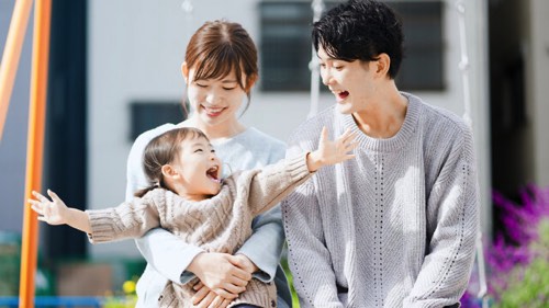 若い夫婦と子ども