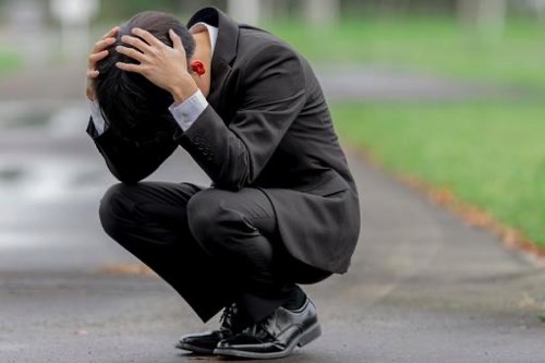 頭を抱える男性