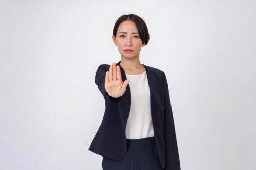 ストップをかける女性