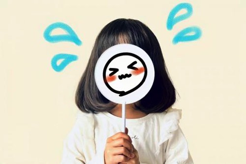 顔を隠して恥ずかしがる