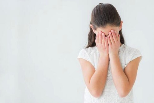 目を背ける女性