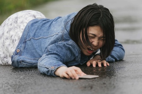 歩きスマホで転んだ女性