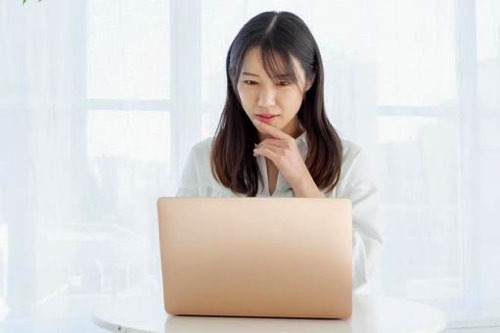 情報収集する女性